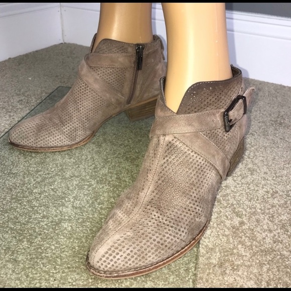 Vince Camuto Booties Side Zip Crisscross strap Tan Perforated Faux Leather 6.5 - Picture 2 of 6